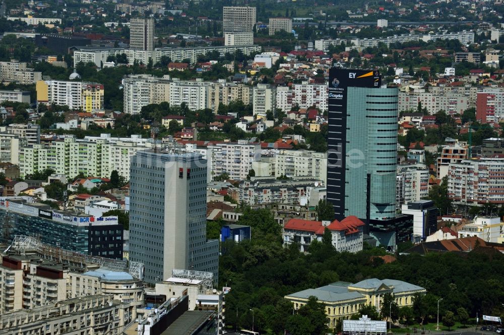 Bukarest aus der Vogelperspektive: Hochhausneubau des Bucharest Tower Center BTC im Stadtzentrum der Hauptstadt Bukarest in Rumänien