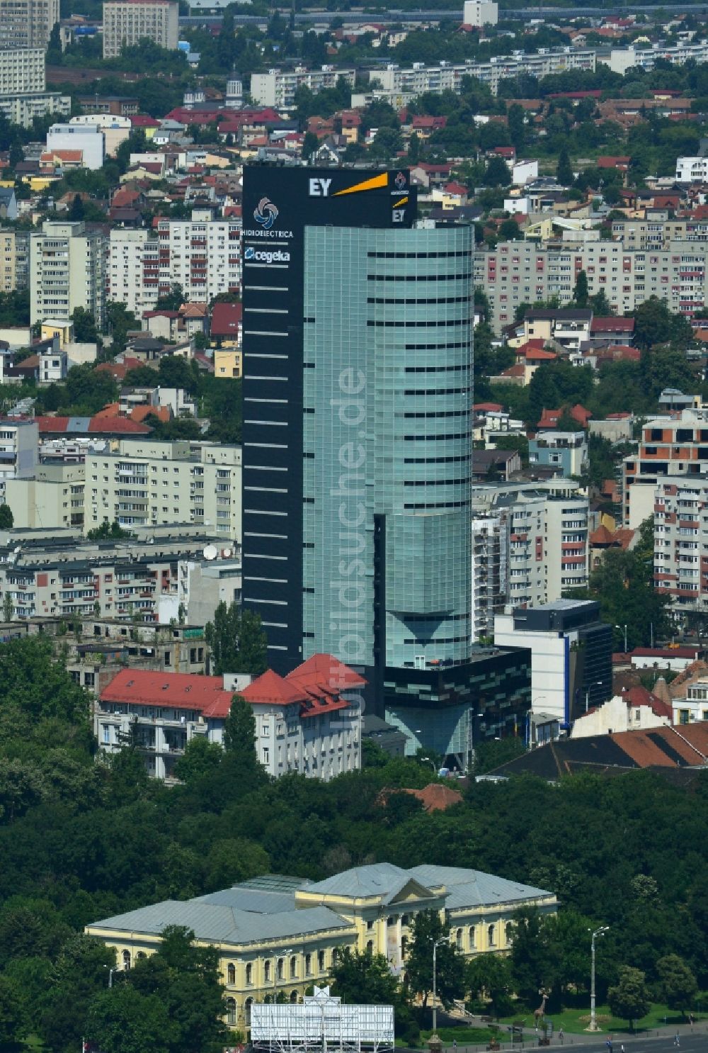 Luftbild Bukarest - Hochhausneubau des Bucharest Tower Center BTC im Stadtzentrum der Hauptstadt Bukarest in Rumänien