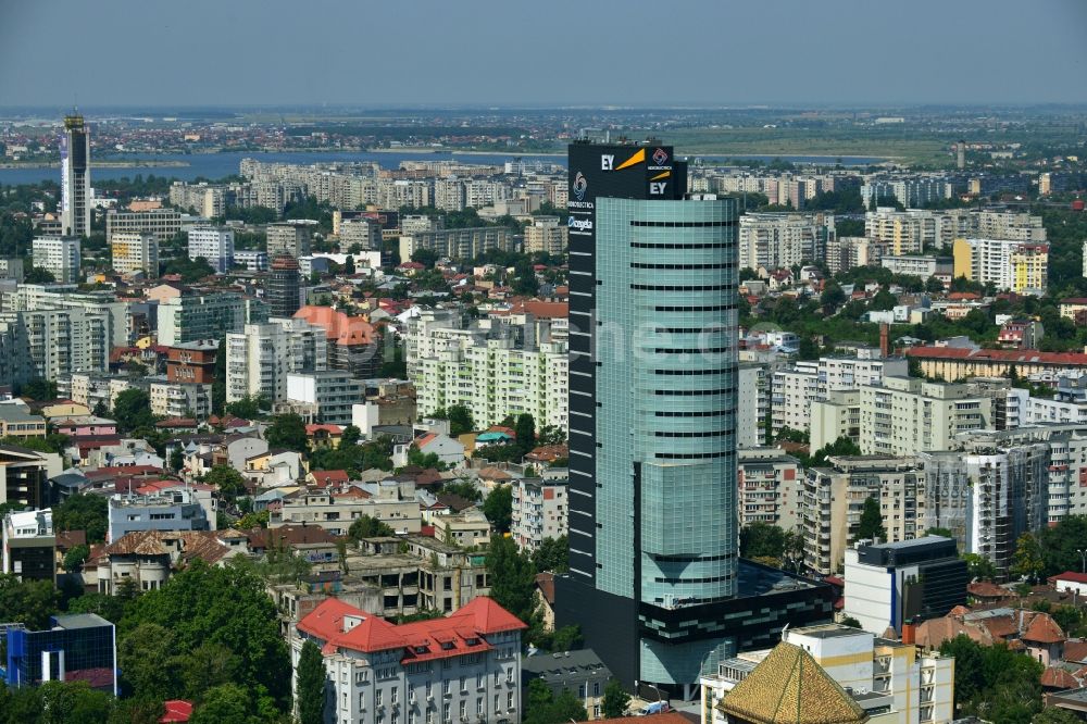 Luftaufnahme Bukarest - Hochhausneubau des Bucharest Tower Center BTC im Stadtzentrum der Hauptstadt Bukarest in Rumänien