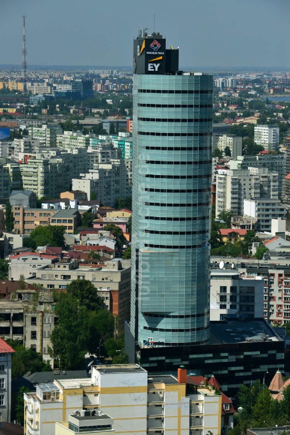 Bukarest von oben - Hochhausneubau des Bucharest Tower Center BTC im Stadtzentrum der Hauptstadt Bukarest in Rumänien