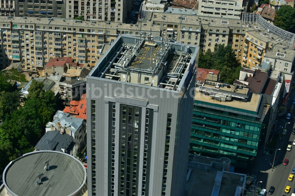 Bukarest von oben - Hochhausneubau des Hotel Howard Johnson Grand Plaza an der Calea Doroban?ilor im Stadtzentrum der Hauptstadt Bukarest in Rumänien