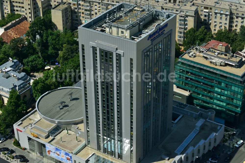 Bukarest aus der Vogelperspektive: Hochhausneubau des Hotel Howard Johnson Grand Plaza an der Calea Doroban?ilor im Stadtzentrum der Hauptstadt Bukarest in Rumänien