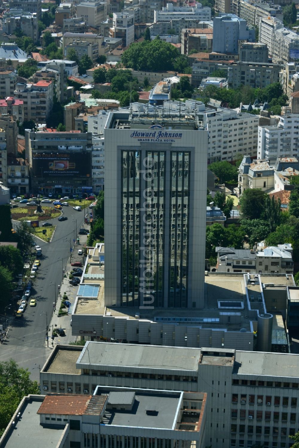 Bukarest von oben - Hochhausneubau des Hotel Howard Johnson Grand Plaza an der Calea Doroban?ilor im Stadtzentrum der Hauptstadt Bukarest in Rumänien