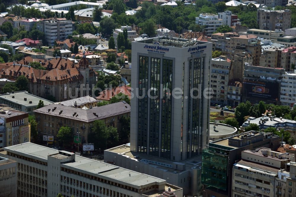 Luftaufnahme Bukarest - Hochhausneubau des Hotel Howard Johnson Grand Plaza an der Calea Doroban?ilor im Stadtzentrum der Hauptstadt Bukarest in Rumänien