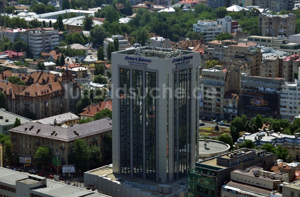 Bukarest von oben - Hochhausneubau des Hotel Howard Johnson Grand Plaza an der Calea Doroban?ilor im Stadtzentrum der Hauptstadt Bukarest in Rumänien