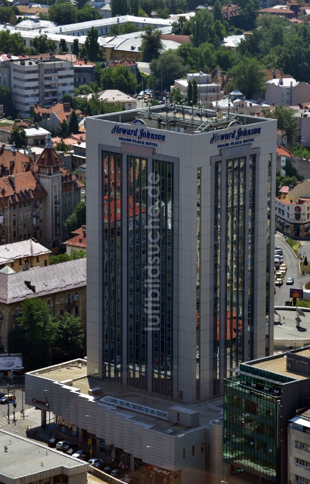 Bukarest aus der Vogelperspektive: Hochhausneubau des Hotel Howard Johnson Grand Plaza an der Calea Doroban?ilor im Stadtzentrum der Hauptstadt Bukarest in Rumänien