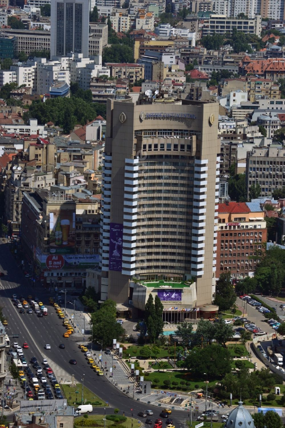 Luftaufnahme Bukarest - Hochhausneubau des Intercontinental Hotel am Bulevardul Nicolae Balcescu im Stadtzentrum der Hauptstadt Bukarest in Rumänien