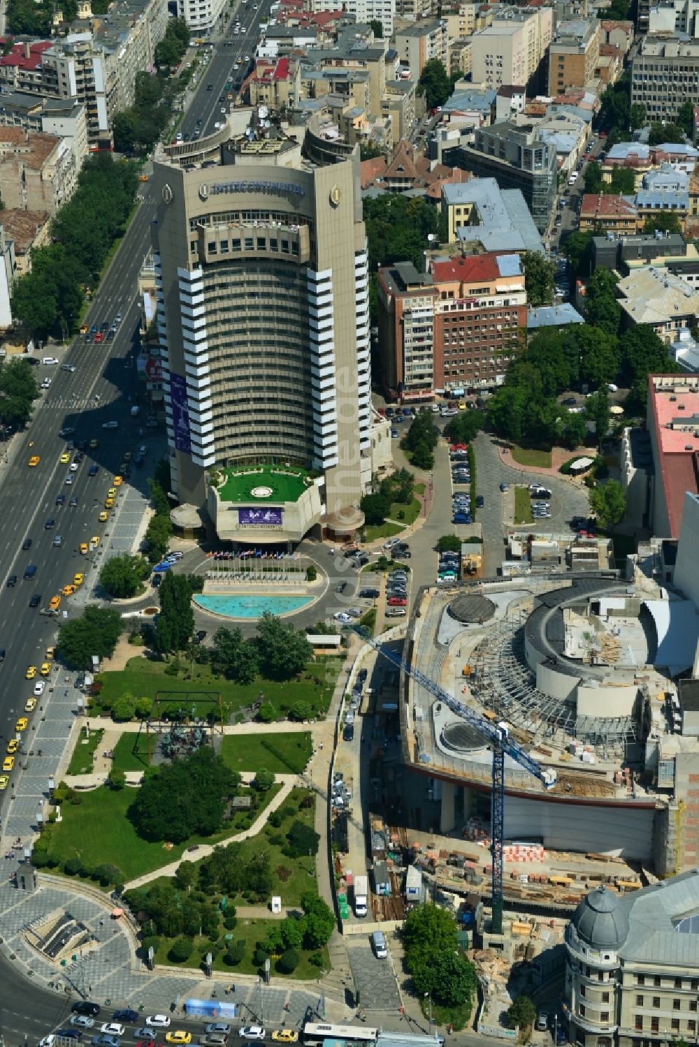 Bukarest aus der Vogelperspektive: Hochhausneubau des Intercontinental Hotel am Bulevardul Nicolae Balcescu im Stadtzentrum der Hauptstadt Bukarest in Rumänien