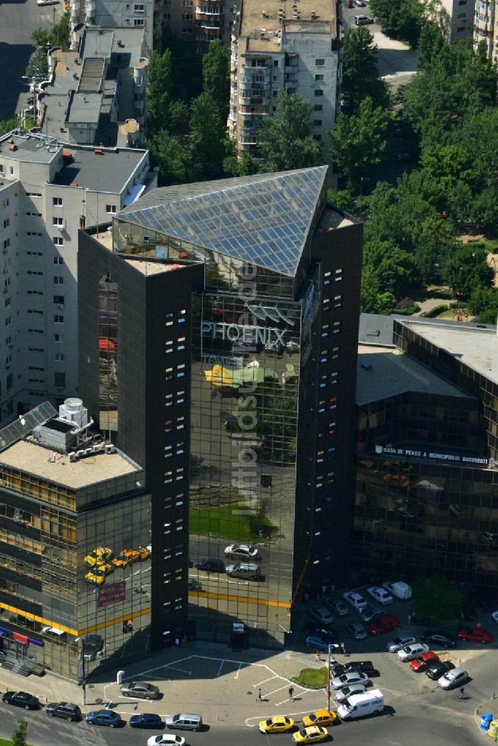 Luftbild Bukarest - Hochhausneubau des PHOENIX - Geschäftshaus- und Bürogebäudes an der Calea Vitan im Stadtzentrum der Hauptstadt Bukarest in Rumänien