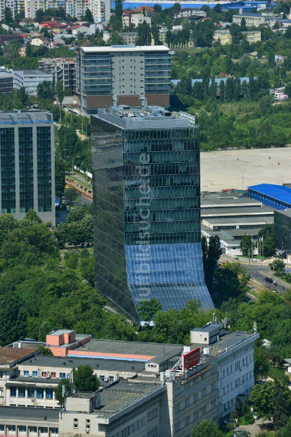 Luftaufnahme Bukarest - Hochhausneubau der UniCredit ?iriac Bank (Sediul central) am Bulevardul Expozi?iei in Bukarest in Rumänien