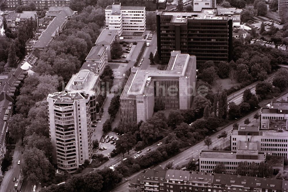 Luftaufnahme Düsseldorf - Hochhauszeile am Kennedy-Damm in Düsseldorf Nordrhein-Westfalen