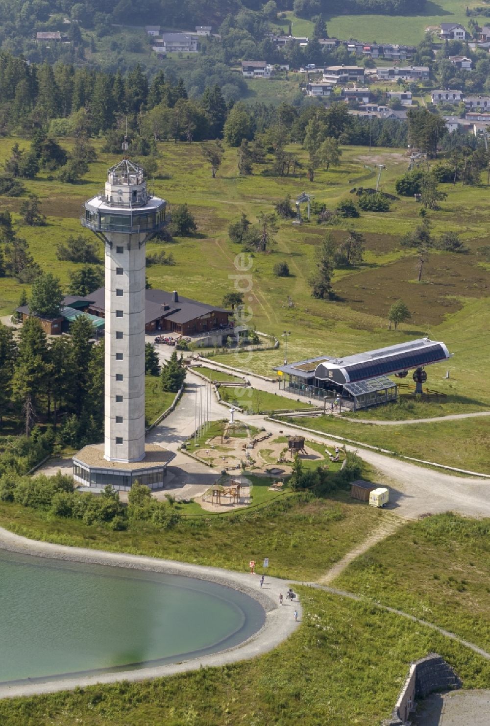 Luftaufnahme Willingen - Hochheideturm, Ettelsberg-Hütte und die Bergstation der Seilbahn auf dem Ettelsberg bei Willingen in Hessen