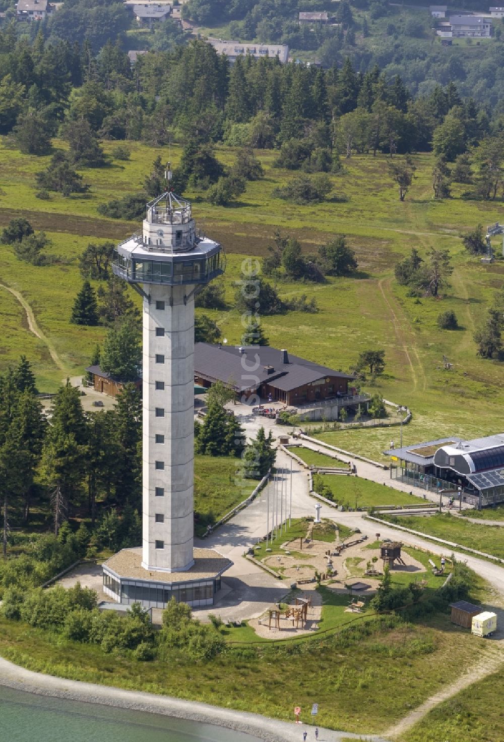 Willingen von oben - Hochheideturm, Ettelsberg-Hütte und die Bergstation der Seilbahn auf dem Ettelsberg bei Willingen in Hessen