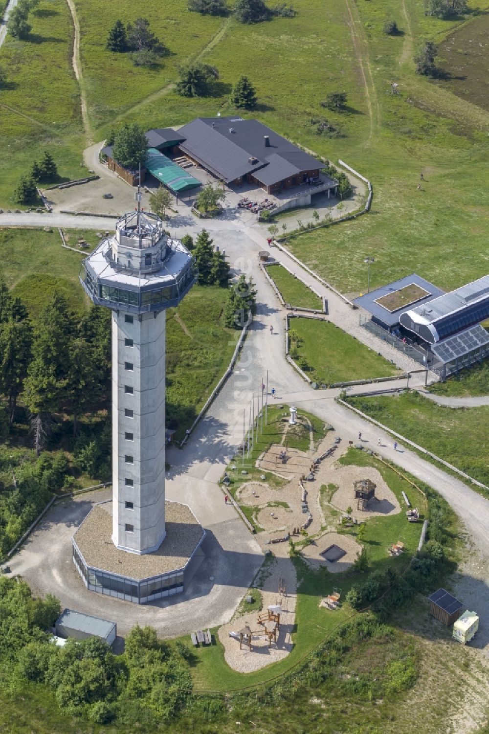 Willingen von oben - Hochheideturm, Ettelsberg-Hütte und die Bergstation der Seilbahn auf dem Ettelsberg bei Willingen in Hessen