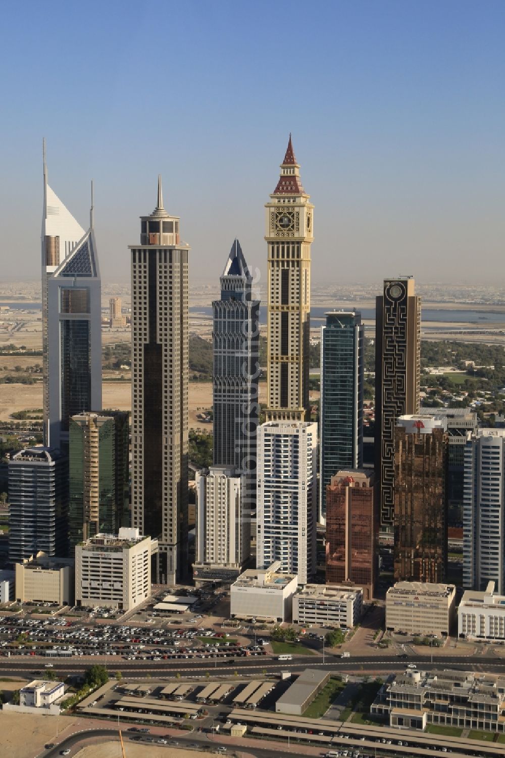 Luftbild Dubai - Hochhäuser und Emerates Towers im International Financial Center in Dubai in Vereinigte Arabische Emirate