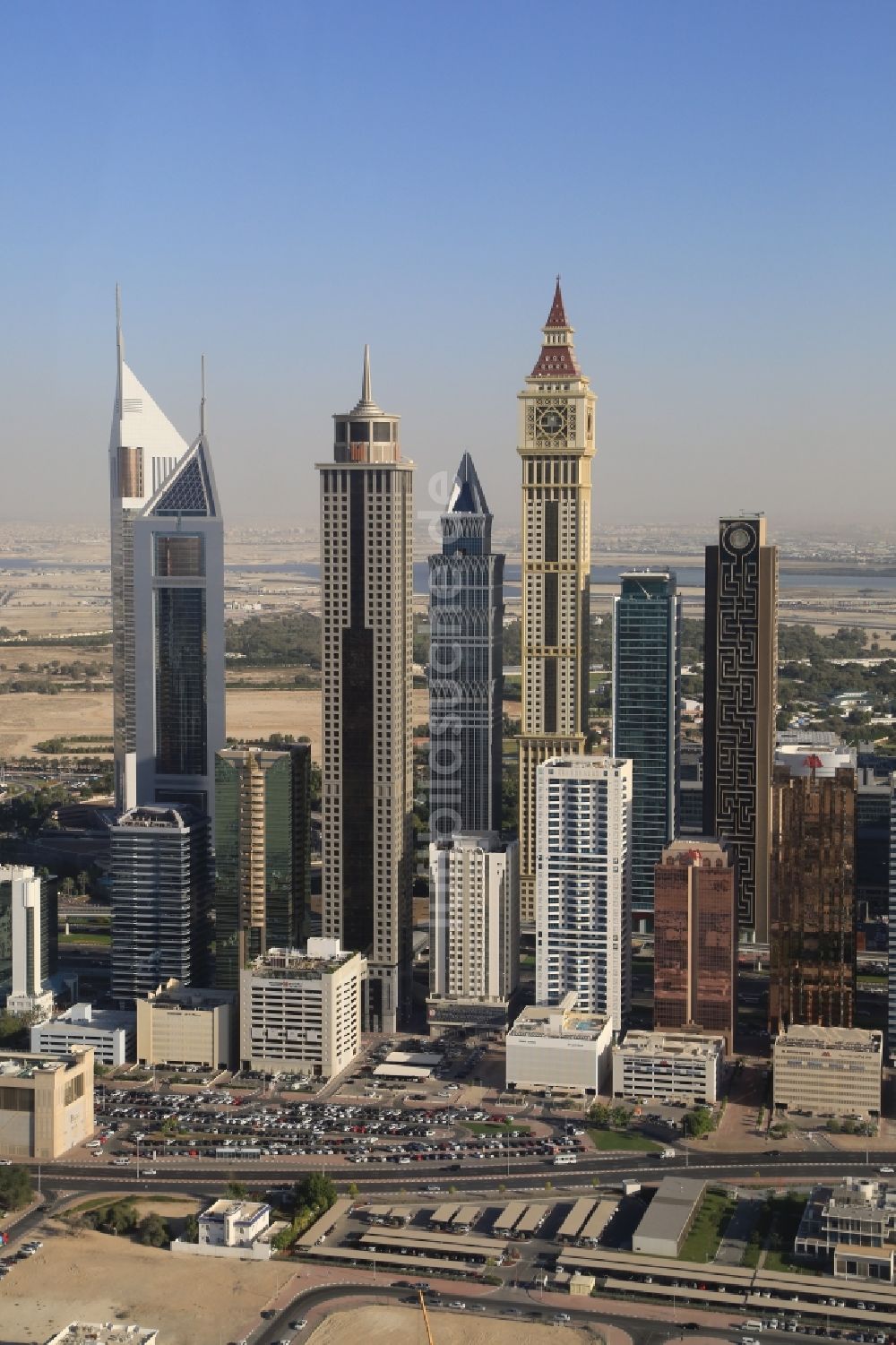 Dubai von oben - Hochhäuser und Emerates Towers in den Verreinigte Arabische Emirate