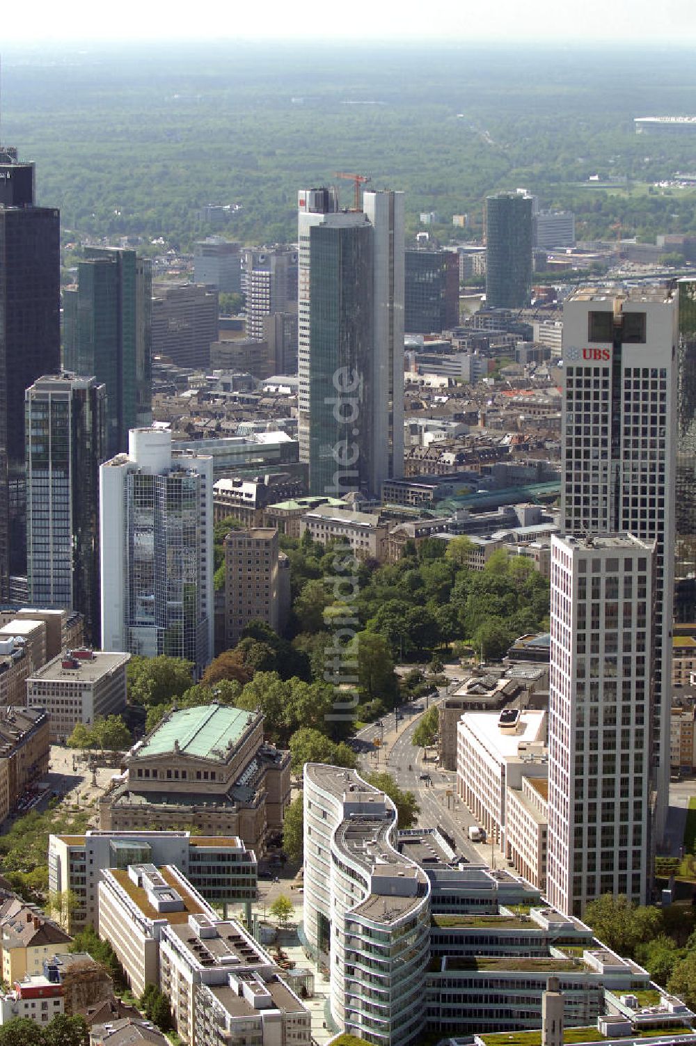 Frankfurt am Main von oben - Hochhäuser im Frankfurter Bankenviertel