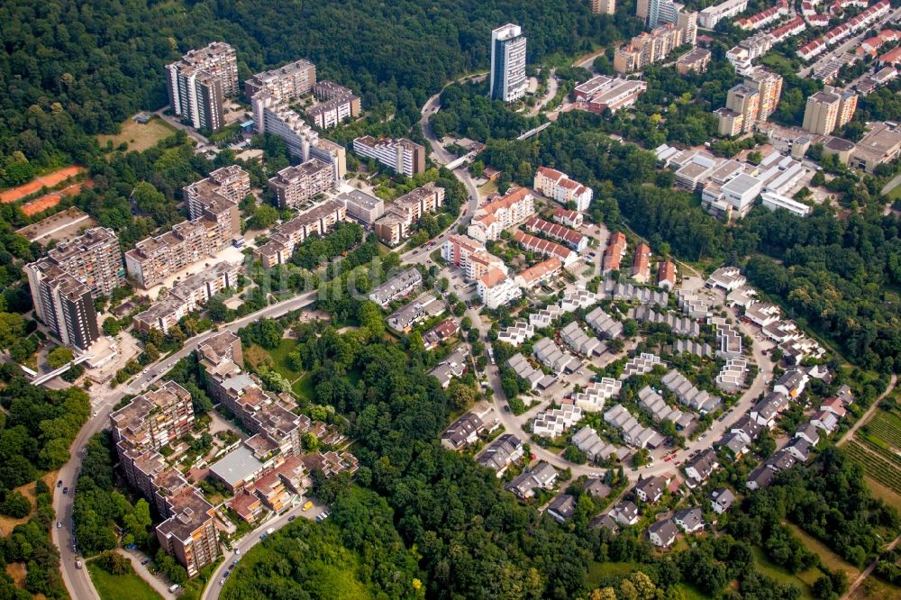 Luftaufnahme Heidelberg - Hochhäuser und Ein-und Mehrfamilienbebauung am Hang des südlichen Odenwalds im Ortsteil Emmertsgrund-Nord in Heidelberg im Bundesland Baden-Württemberg, Deutschland