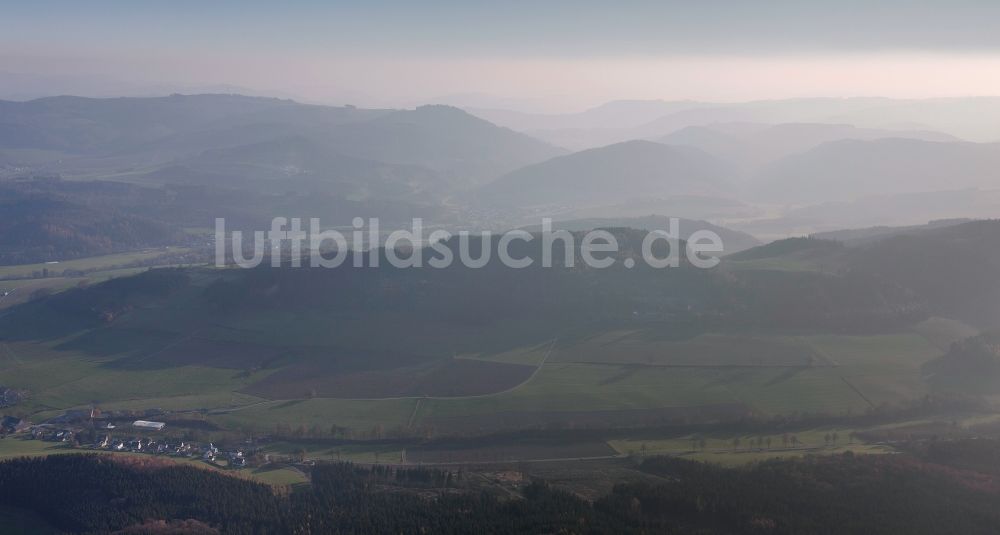 Meschede von oben - Hochnebel bedeckte Berg- und Hügel- Landschaft bei Meschede im Bundesland Nordrhein-Westfalen