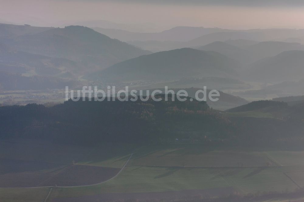 Meschede aus der Vogelperspektive: Hochnebel bedeckte Berg- und Hügel- Landschaft bei Meschede im Bundesland Nordrhein-Westfalen