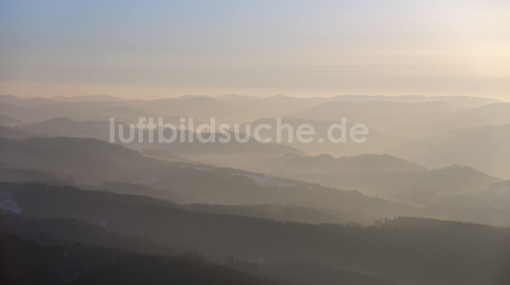 Meschede aus der Vogelperspektive: Hochnebel bedeckte Berg- und Hügel- Landschaft bei Meschede im Bundesland Nordrhein-Westfalen