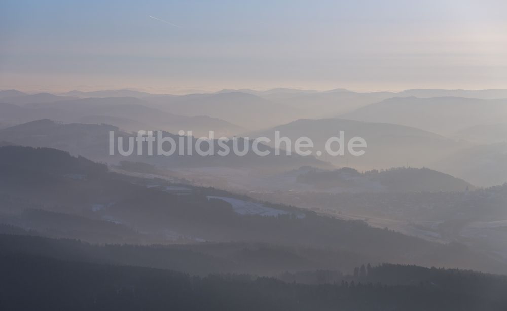 Luftbild Meschede - Hochnebel bedeckte Berg- und Hügel- Landschaft bei Meschede im Bundesland Nordrhein-Westfalen