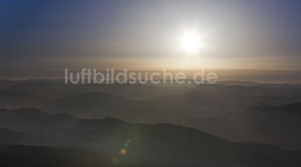 Luftaufnahme Meschede - Hochnebel bedeckte Berg- und Hügel- Landschaft bei Meschede im Bundesland Nordrhein-Westfalen