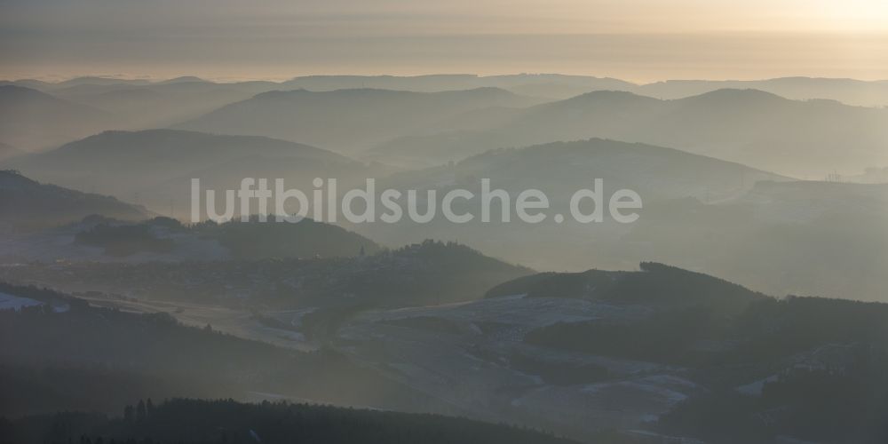 Meschede aus der Vogelperspektive: Hochnebel bedeckte Berg- und Hügel- Landschaft bei Meschede im Bundesland Nordrhein-Westfalen