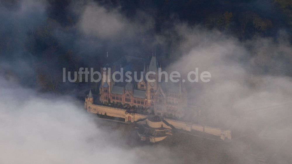 Luftbild Königswinter - Hochnebel über der Burganlage des Schloss Drachenburg in Königswinter im Bundesland Nordrhein-Westfalen