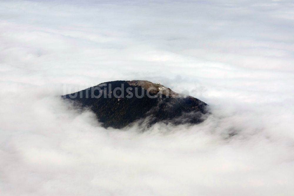 Graz aus der Vogelperspektive: Hochnebel- Wolken über Berggipfeln bei Graz in Österreich