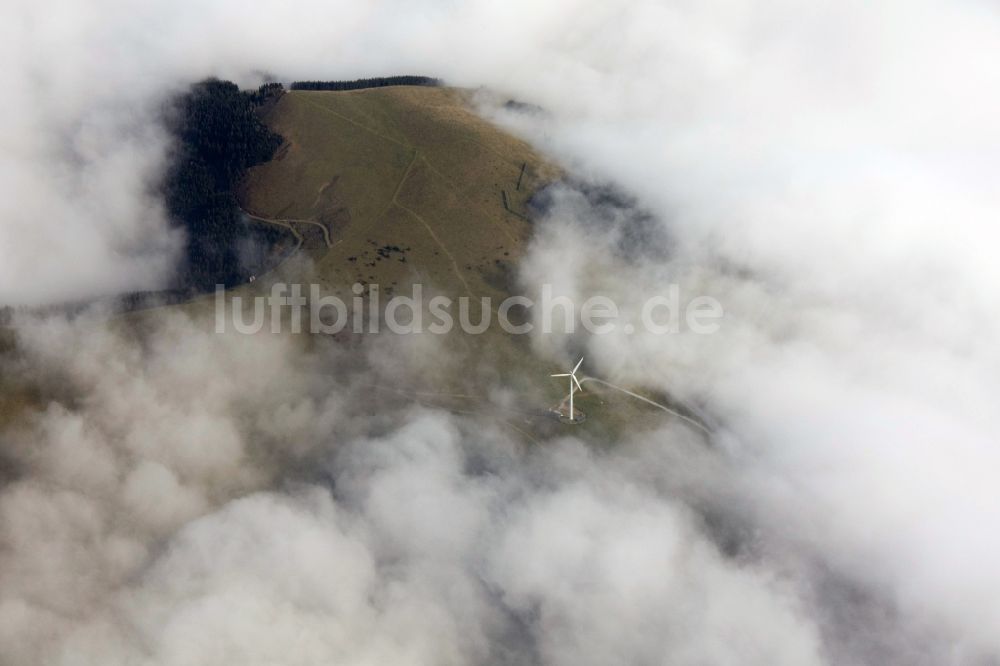 Luftbild Graz - Hochnebel- Wolken über Berggipfeln bei Graz in Österreich