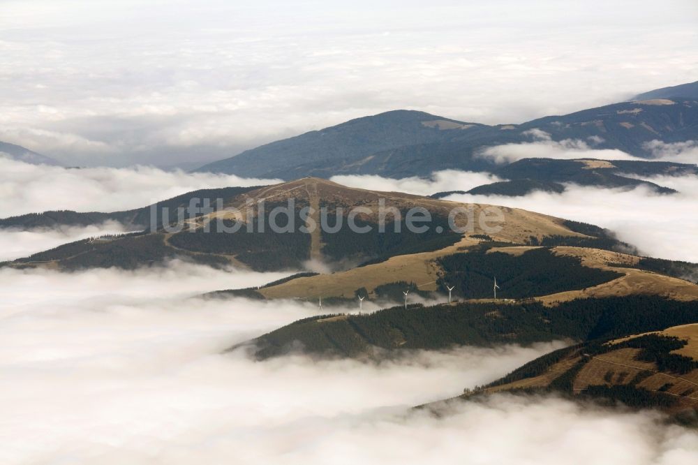 Luftaufnahme Graz - Hochnebel- Wolken über Berggipfeln bei Graz in Österreich