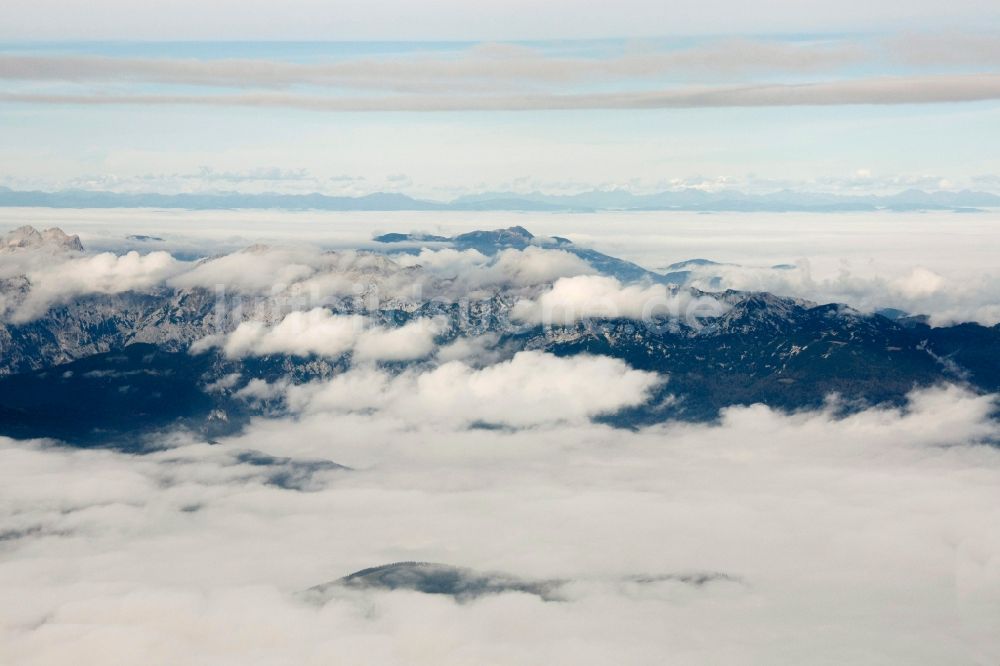 Luftaufnahme Graz - Hochnebel- Wolken über Berggipfeln bei Graz in Österreich