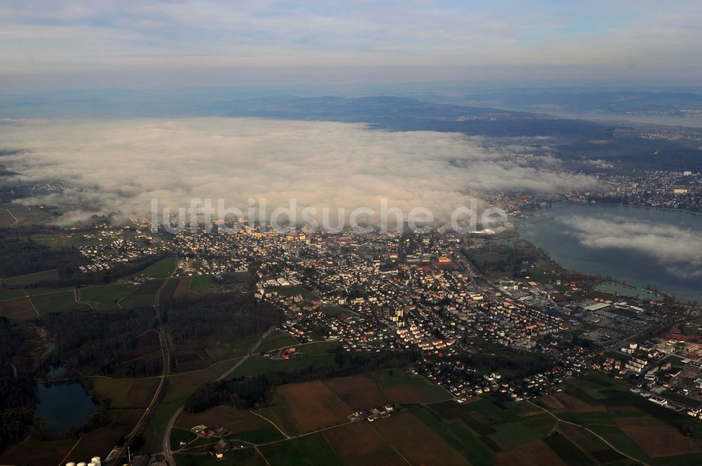 Konstanz von oben - Hochnebel- Wolkenschicht über dem Ortszentrum von Konstanz am Ufer des Bodensee im Bundesland Baden-Württemberg