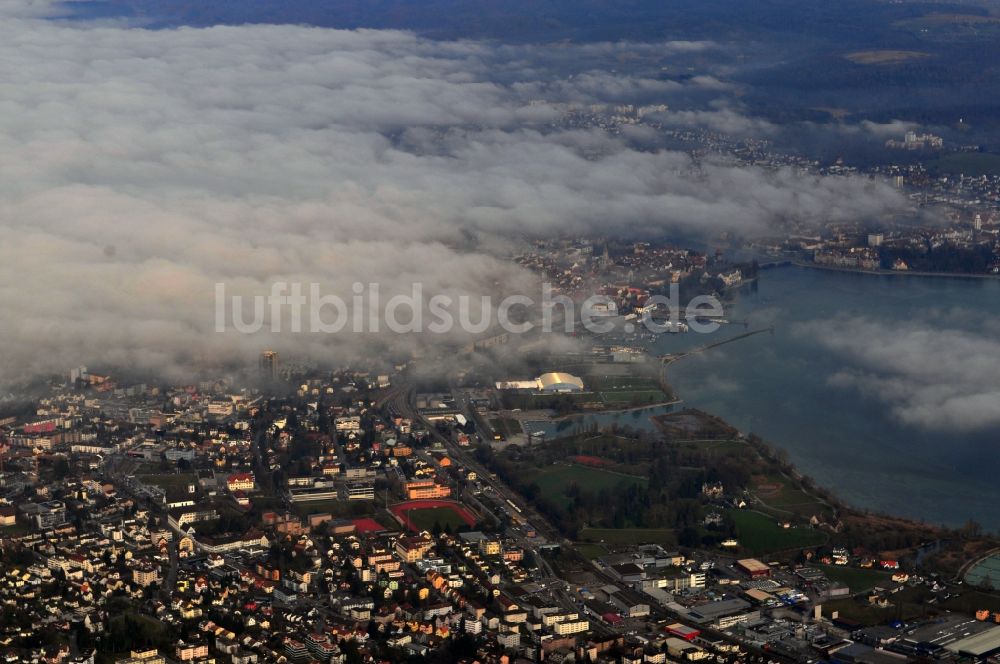 Konstanz aus der Vogelperspektive: Hochnebel- Wolkenschicht über dem Ortszentrum von Konstanz am Ufer des Bodensee im Bundesland Baden-Württemberg