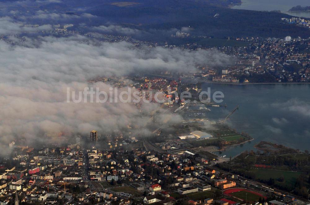 Luftbild Konstanz - Hochnebel- Wolkenschicht über dem Ortszentrum von Konstanz am Ufer des Bodensee im Bundesland Baden-Württemberg