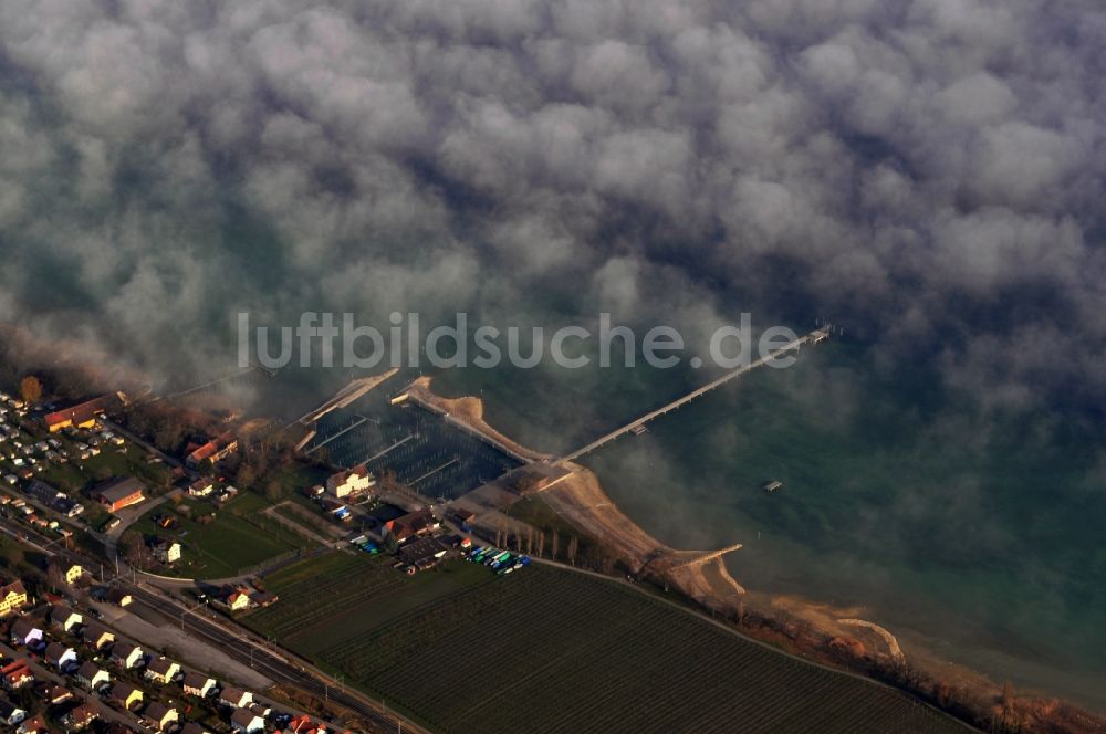 Luftbild Altnau - Hochnebel- Wolkenschicht über dem Uferbereich des Bodensees in Altnau im Kanton Thurgau in der Schweiz