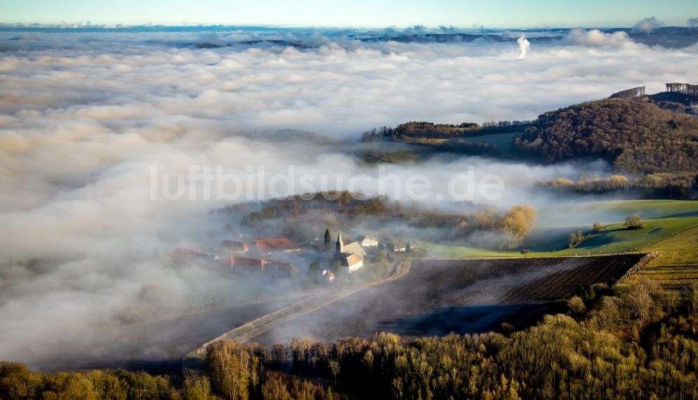 Luftbild Arnsberg - Hochnebelschicht am Gebäudekomplex des Klosters im Ortsteil Holzen in Arnsberg im Bundesland Nordrhein-Westfalen