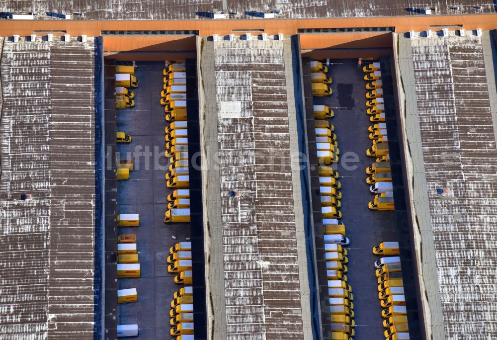 Hamburg aus der Vogelperspektive: Hochregal- Lager-Gebäudekomplex und Logistikzentrum auf dem Gelände der DHL AG - Deutsche Post im Ortsteil Altona in Hamburg, Deutschland