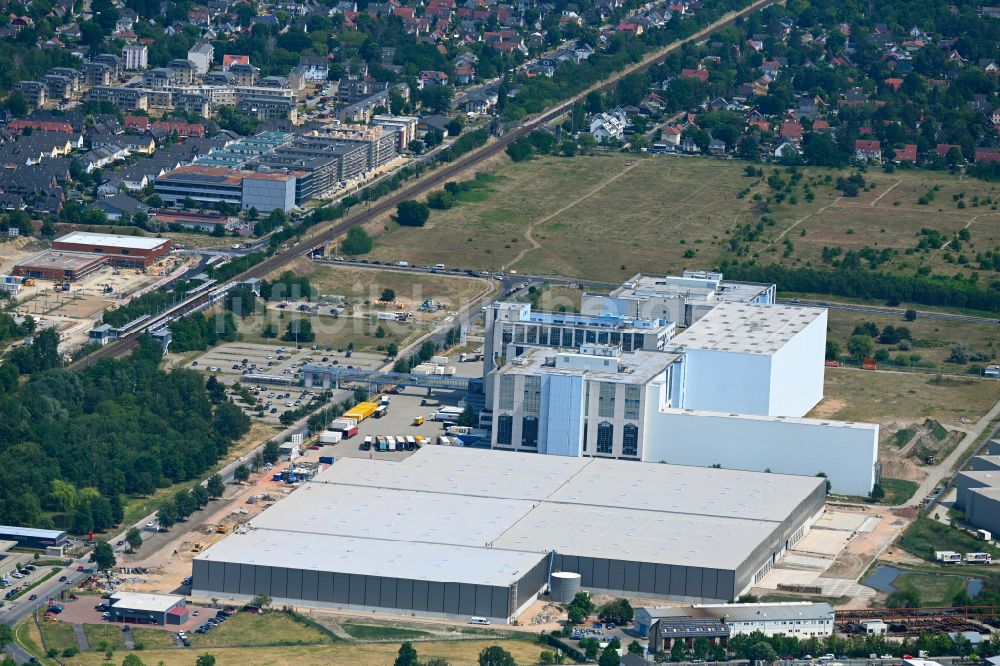 Luftaufnahme Falkensee - Hochregal- Lager-Gebäudekomplex und Logistikzentrum auf dem Gelände der eCom Logistik GmbH in Falkensee im Bundesland Brandenburg, Deutschland