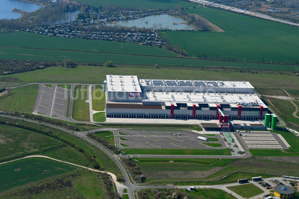 Luftaufnahme Magdeburg - Hochregal- Lager-Gebäudekomplex und Logistikzentrum auf dem Gelände von REWE in Magdeburg im Bundesland Sachsen-Anhalt, Deutschland