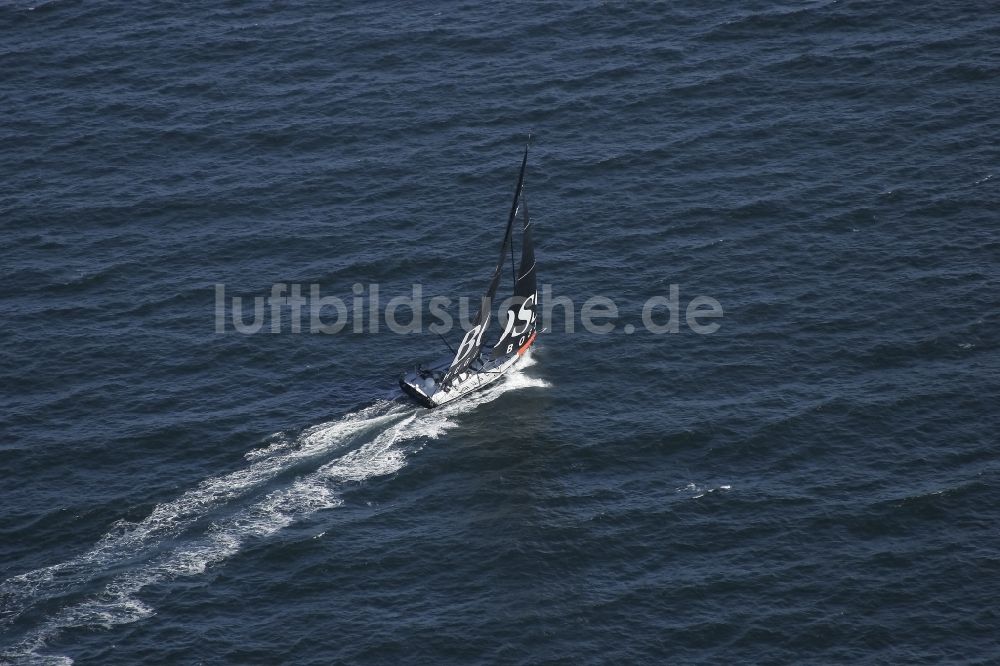 Luftaufnahme Kiel - Hochseesegel-Rennyacht auf der Kieler Förde im Bundesland Schleswig-Holstein