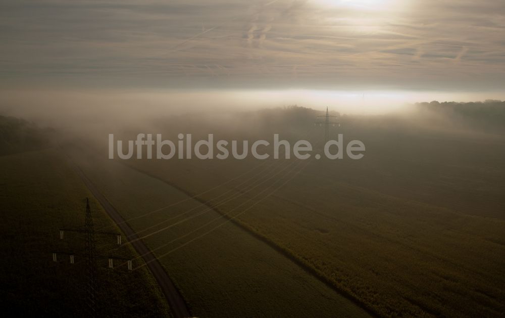 Mompach aus der Vogelperspektive: Hochspannungsleitung im Nebel über einem Feld Stromführungstrasse in Mompach in Grevenmacher, Luxemburg