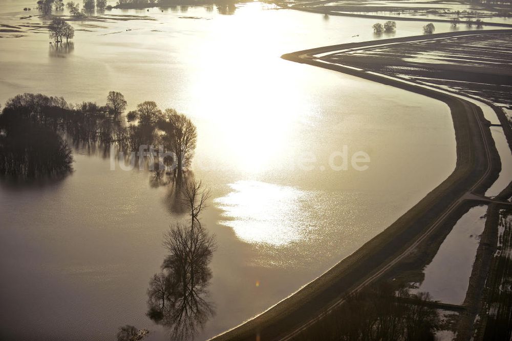 Luftbild Tangermünde - Bölsdorf - Hochwasser der Elbe mit den Überflutungsgebieten in Tangermünde-Bölsdorf, Sachsen-Anhalt