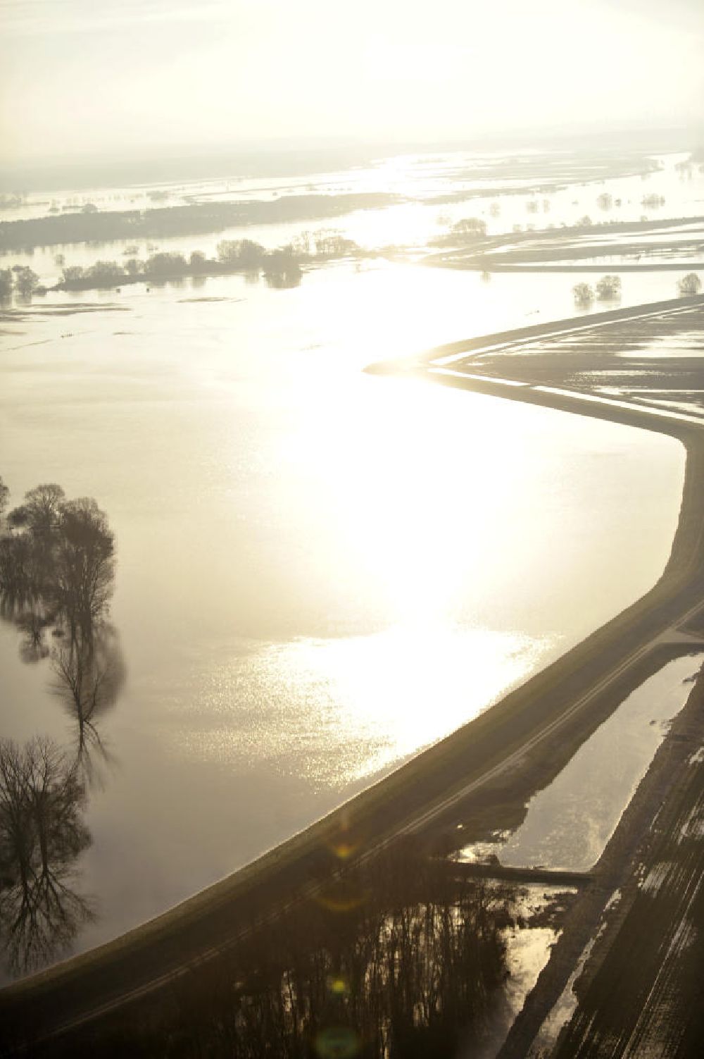 Luftaufnahme Tangermünde - Bölsdorf - Hochwasser der Elbe mit den Überflutungsgebieten in Tangermünde-Bölsdorf, Sachsen-Anhalt