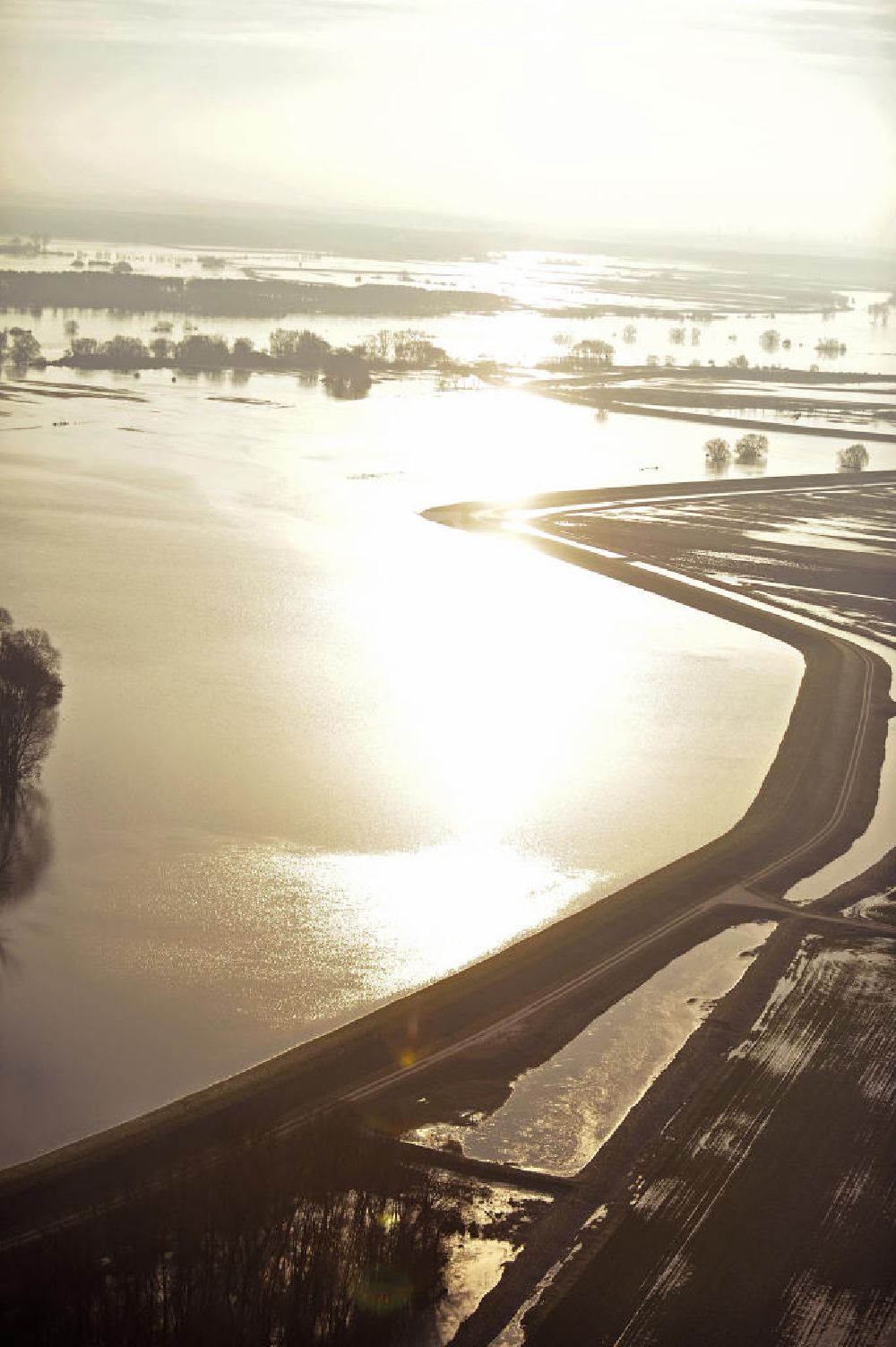 Tangermünde - Bölsdorf von oben - Hochwasser der Elbe mit den Überflutungsgebieten in Tangermünde-Bölsdorf, Sachsen-Anhalt