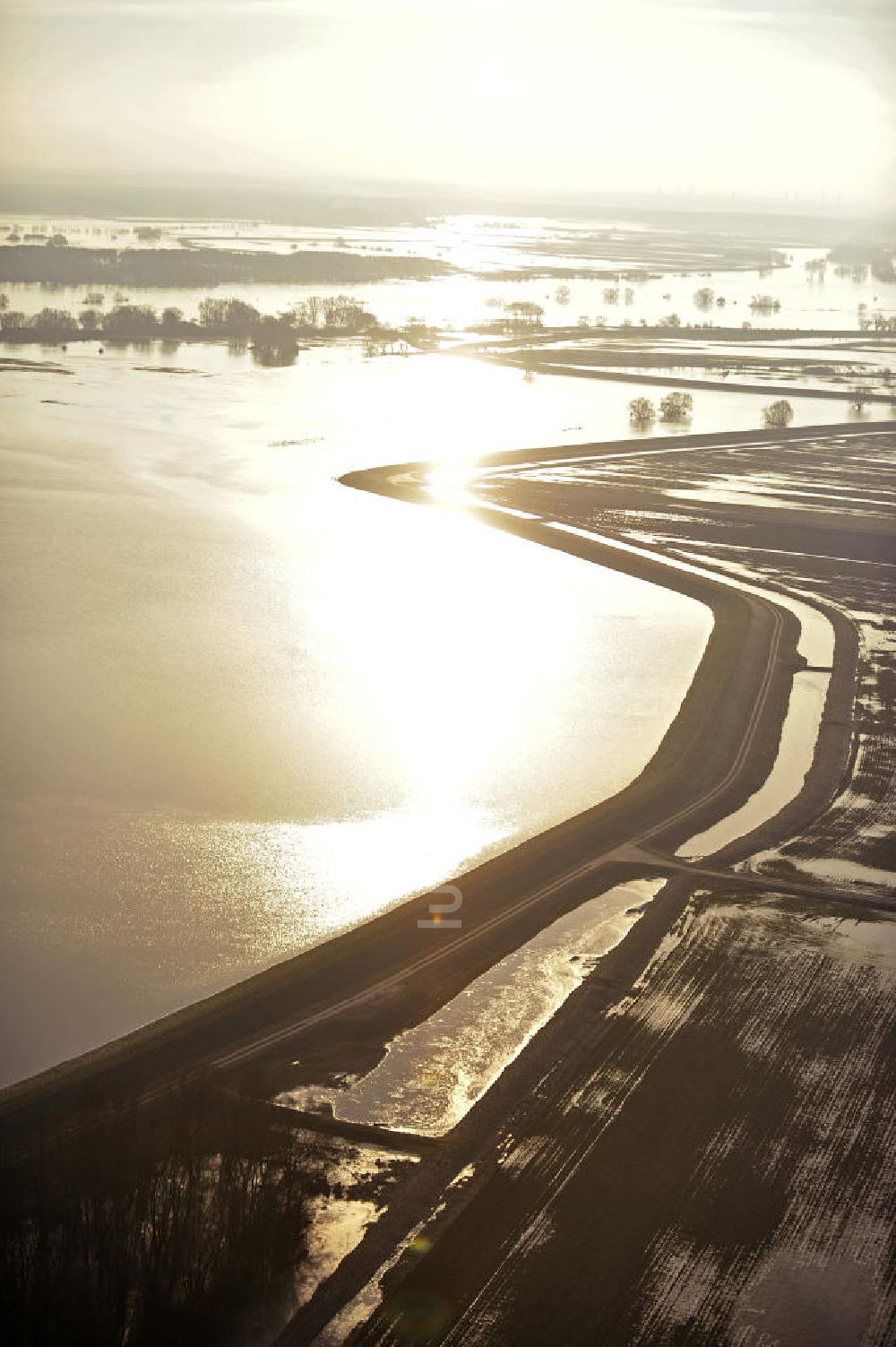 Tangermünde - Bölsdorf aus der Vogelperspektive: Hochwasser der Elbe mit den Überflutungsgebieten in Tangermünde-Bölsdorf, Sachsen-Anhalt