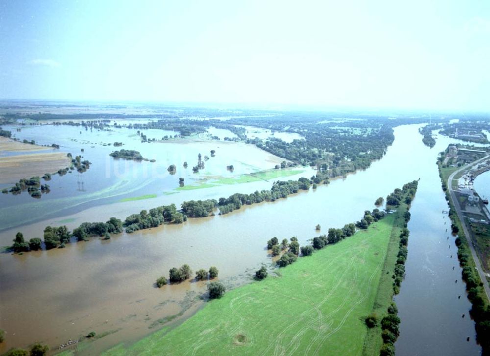 Magdeburg von oben - 16.08.2002 Hochwasser am Elbebereich Magdeburg