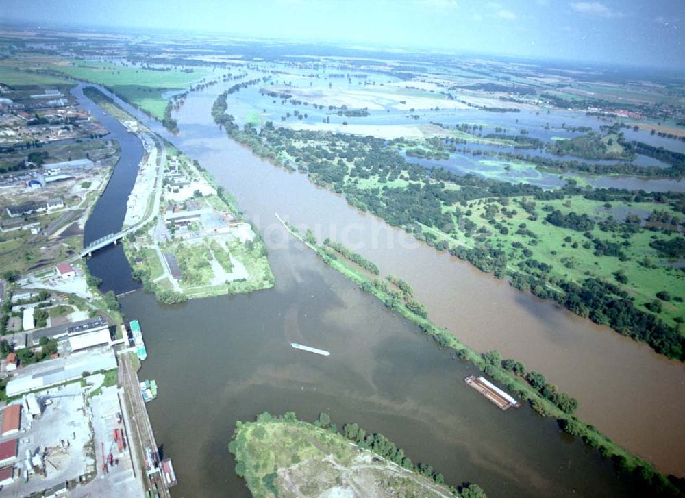 Magdeburg aus der Vogelperspektive: 16.08.2002 Hochwasser am Elbebereich Magdeburg