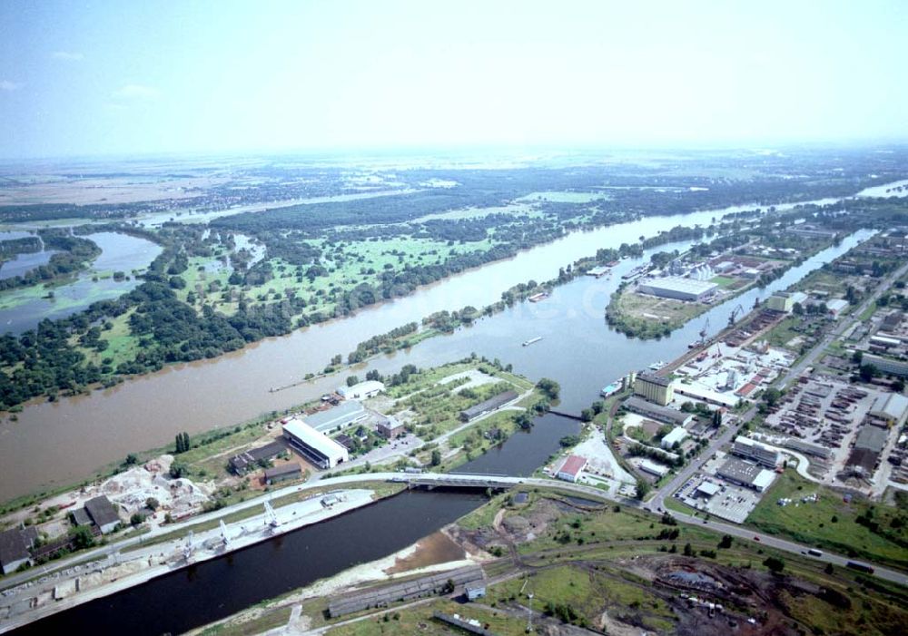 Luftbild Magdeburg - 16.08.2002 Hochwasser am Elbebereich Magdeburg